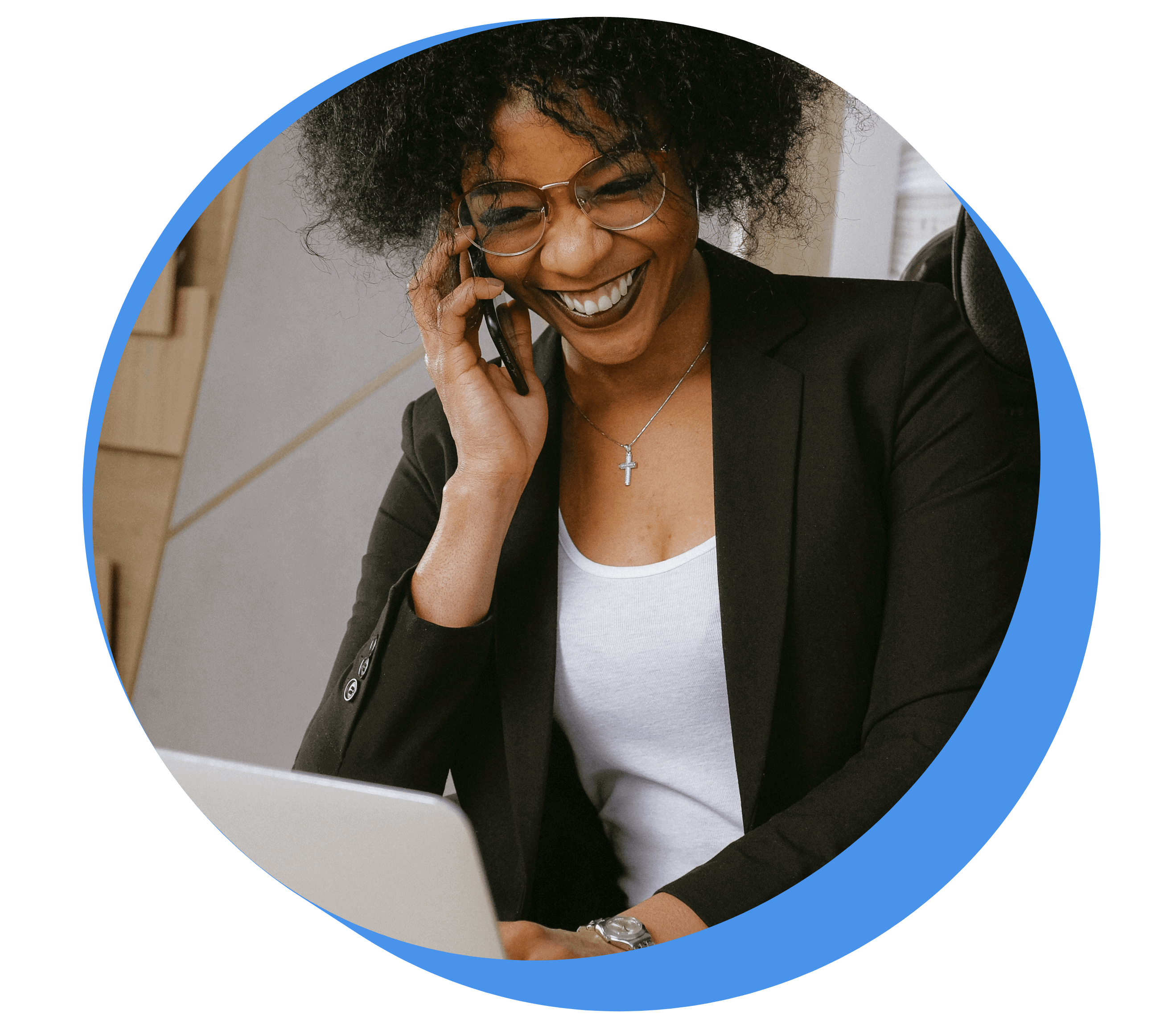 mujer trabajando, hablando por telefono