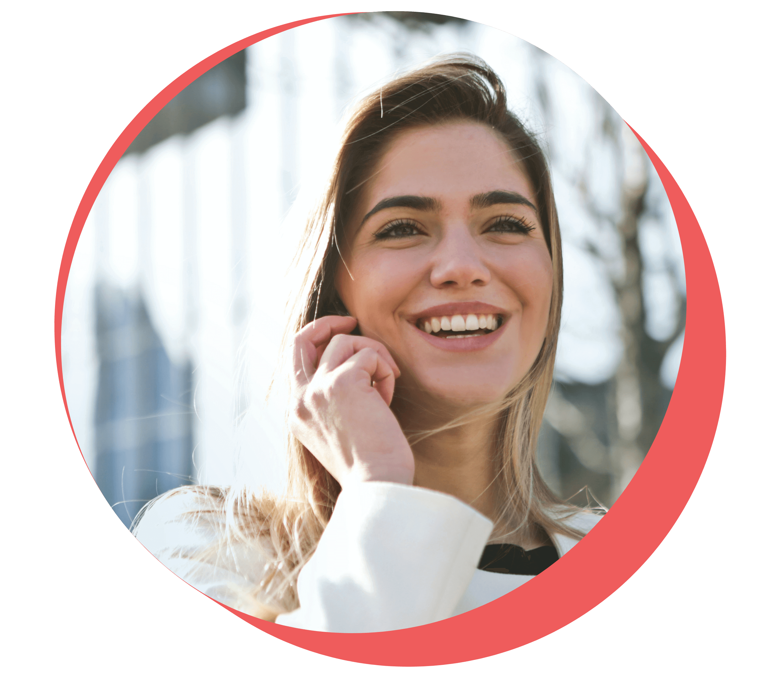 Mujer joven hablando por teléfono.